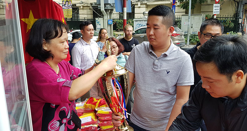 Chiếc Range Rover hạng sang cổ vũ U23 Việt Nam gây xôn xao góc phố